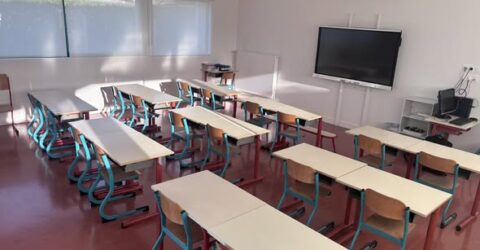 A l'école, pour la rentrée, la salle n°2 de l'ancien groupe scolaire a été réaménagée pour prendre en compte les défis climatiques.